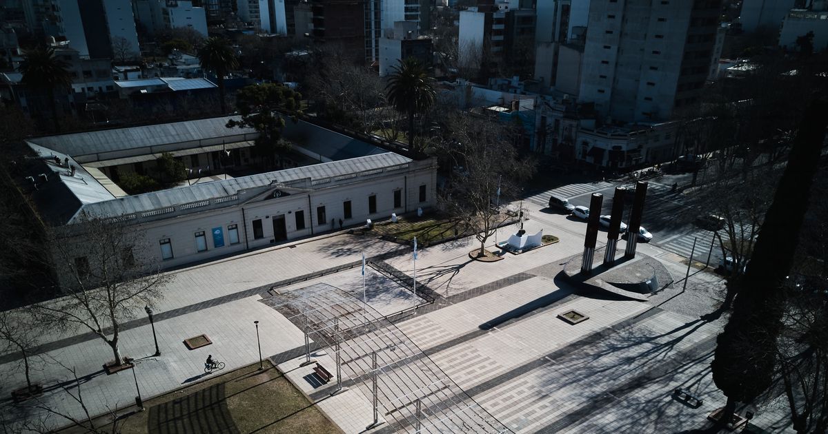 A couple was filmed having sex in the middle of Plaza Islas Malvinas