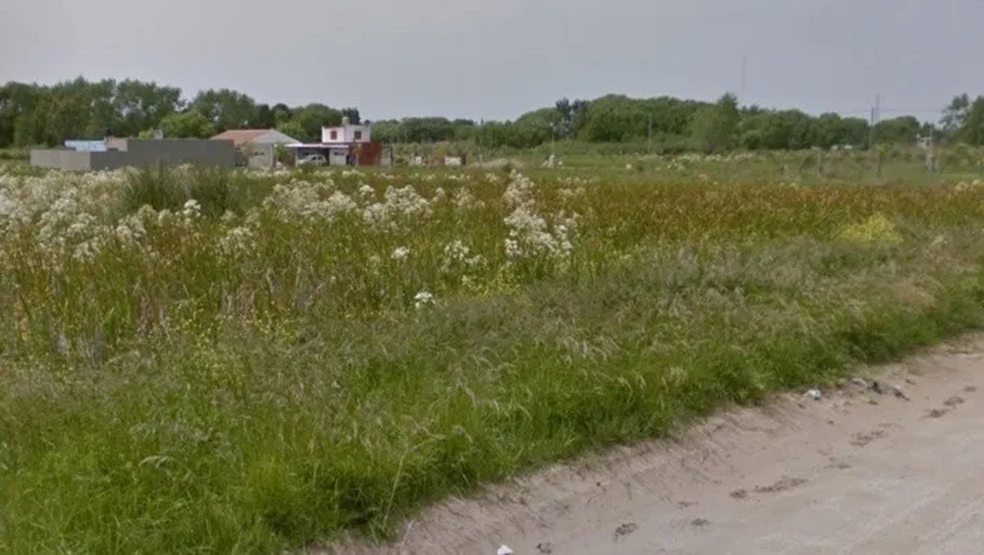 Efectivos policiales de Mar del Tuyú realizaron las pericias correspondientes en el terreno baldío. Efectivos policiales de Mar del Tuyú realizaron las pericias correspondientes en el terreno baldío.