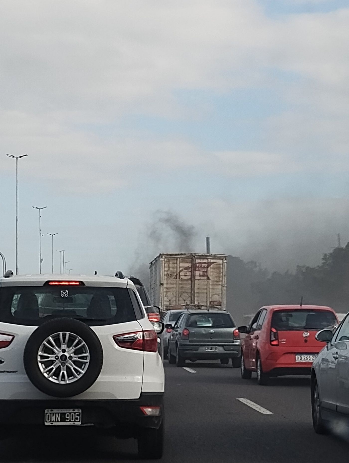 Grandes columnas de humo se vieron en la Autopista La Plata-Buenos Aires. El corte se dio a la altura de Quilmes
