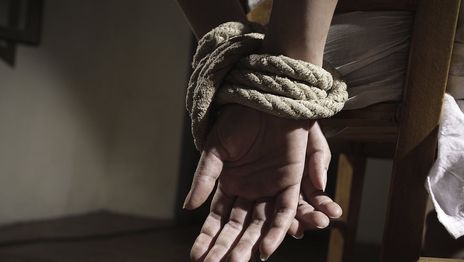 Ladrones entraron a una casa de La Plata y torturaron al dueño para que entregara sus ahorros