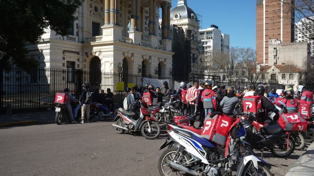 repartidores de pedidos ya y rappi protestaron en la plata por la muerte de un delivery