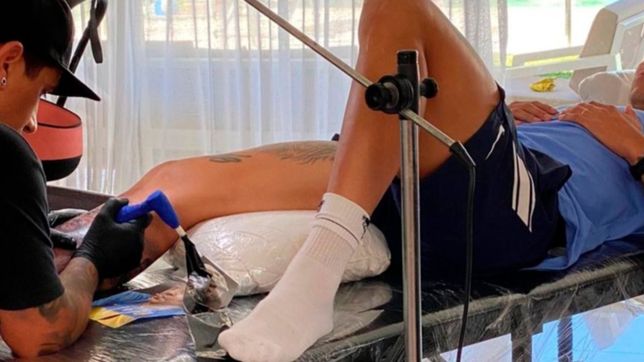 la foto de diego maradona con la camiseta de boca que se tatuo marcos rojo