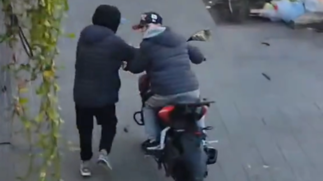 le robaron la moto en la puerta de su casa, los vio por la ventana y empezo a los gritos