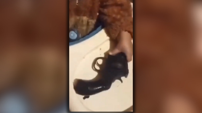 filmo a su bebe jugando con un revolver y la detuvieron en la plata