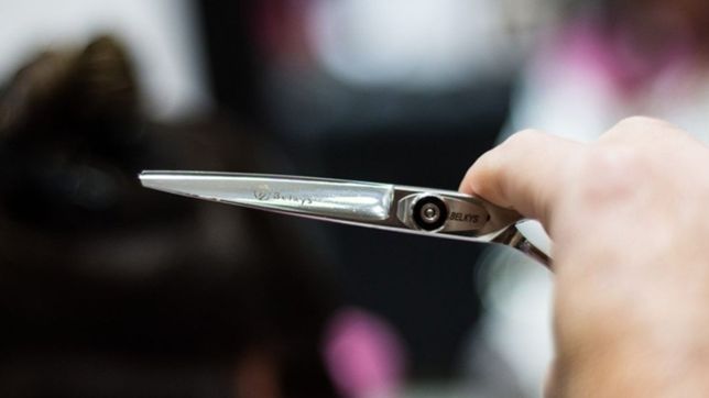 esta sin trabajo, va a ser papa y se lanzo a hacer cortes de pelo a domicilio en la plata