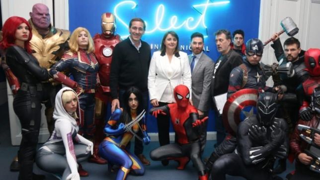 entre personajes y fanaticos, la vicepresidenta de marvel recibio la llave de la plata