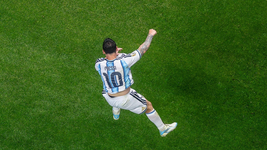 la aparicion de lionel messi para empatar el partido y darle vida a argentina