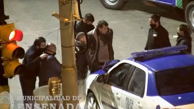 video: saltaron el paredon de una casa para robar, los descubrieron y terminaron detenidos