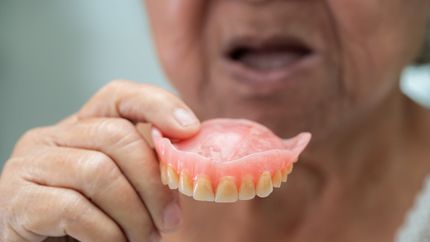 Perdió la dentadura en la calle y ofrece una bicicleta como recompensa para quien la encuentre