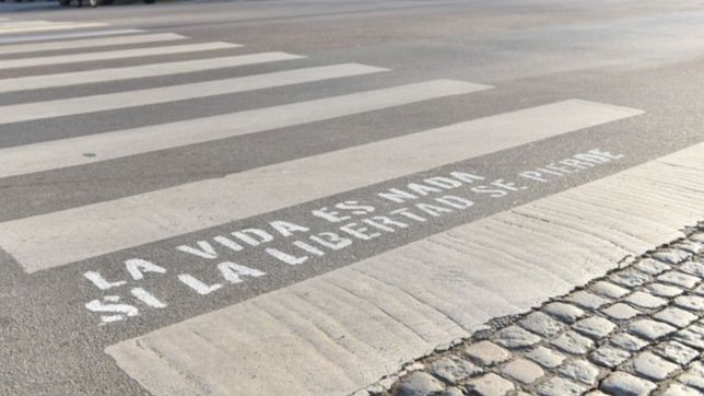 las calles de la plata amanecieron con frases pintadas por el dia de la independencia