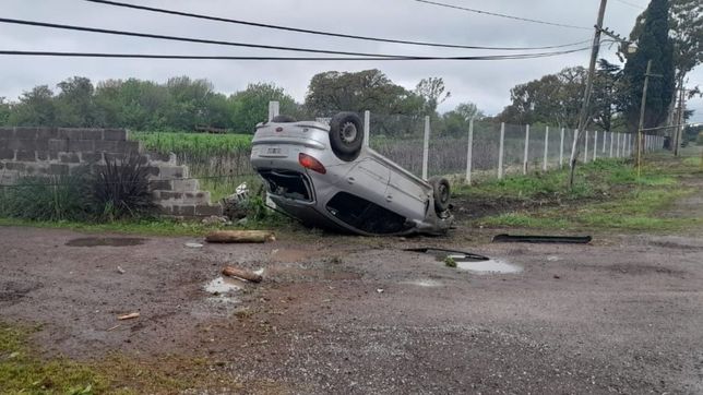 una mujer termino en el hospital tras un espectacular accidente con vuelco incluido