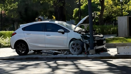 perdio el control, se subio a plaza italia y choco contra un poste de luz perdio el control, se subio a plaza italia y choco contra un poste de luz