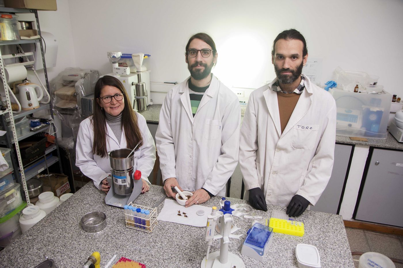 El equipo de Conicet y la UNLP que trabaja en la producci&oacute;n de harina de grillos