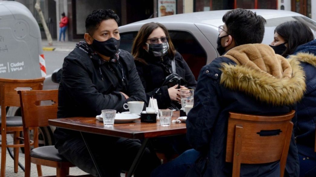 Ocupación de calles, cartelería y mamparas: el protocolo para abrir bares y restaurantes