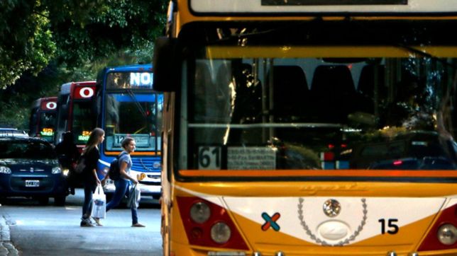 los micros de la plata deberan parar donde el pasajero quiera los dias de lluvia y durante la noche