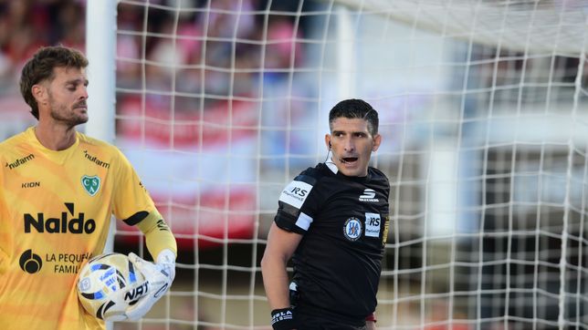 andres merlos hizo de las suyas y se llevo los flashes en el estadio uno
