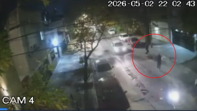 a punta de pistola, dos ladrones asaltaron a un joven y escaparon con su moto
