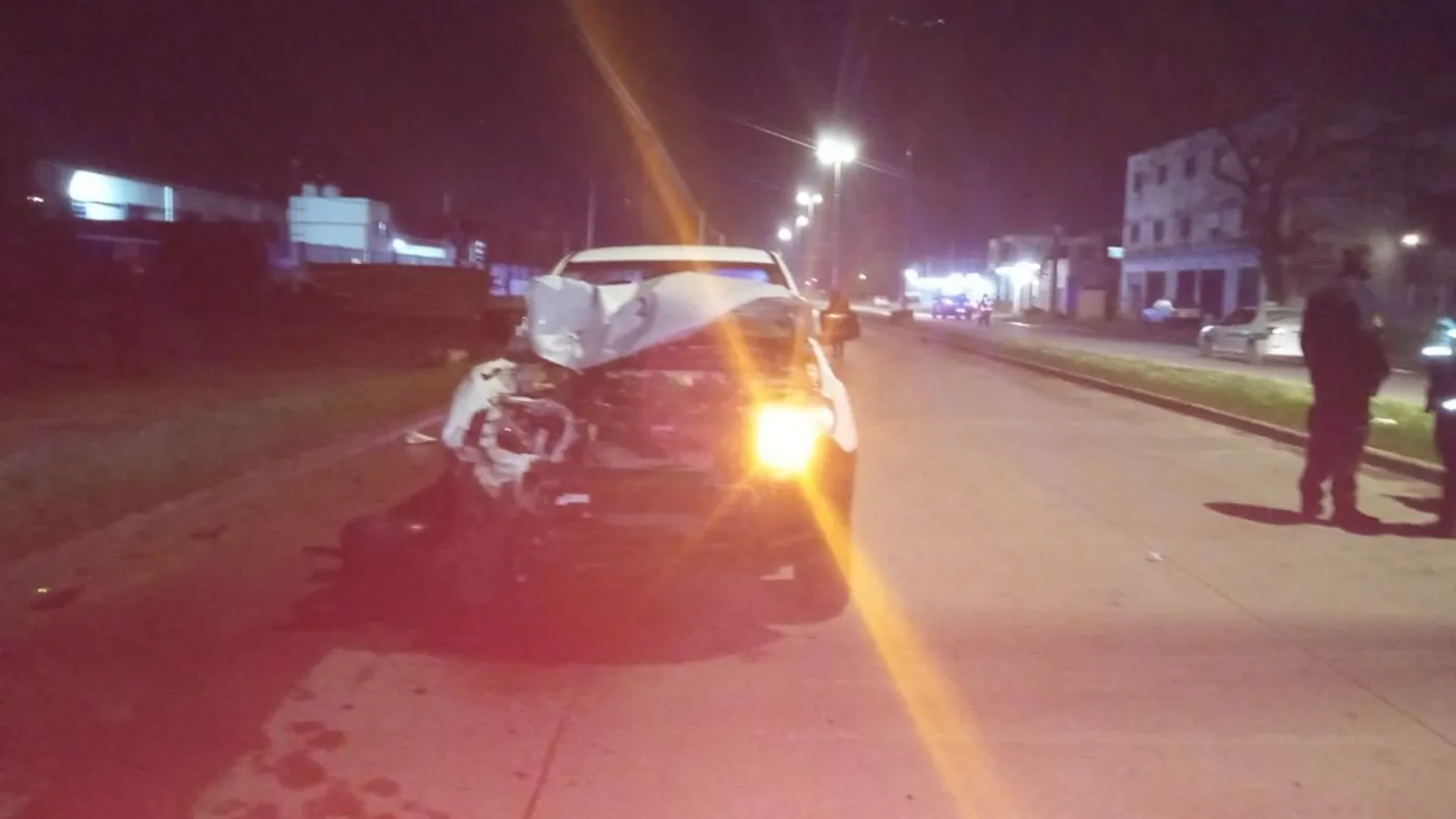 La camioneta involucrada en el brutal siniestro de Melchor Romero quedó virtualmente destruida.