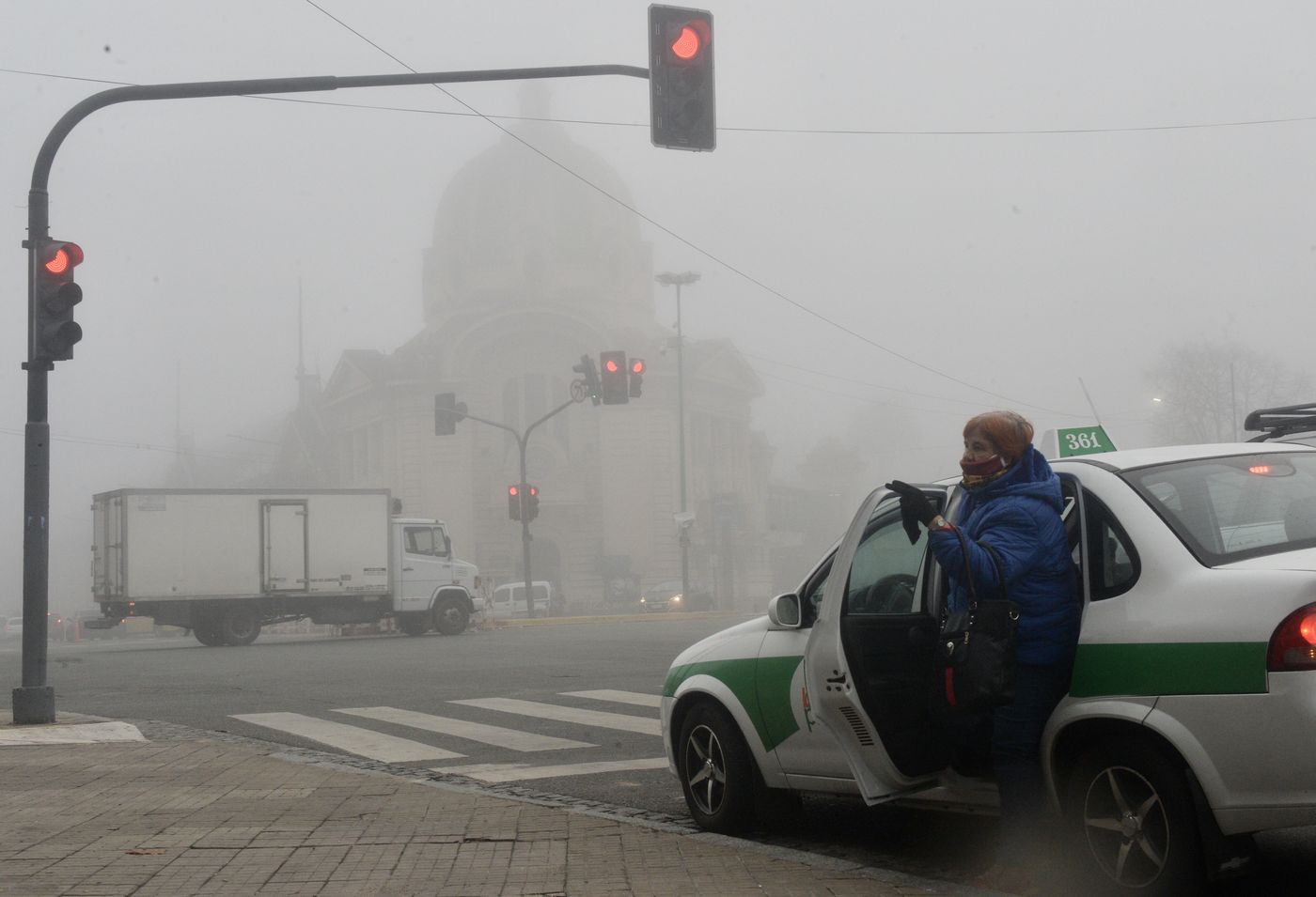 estacion de trenes taxis pasajero niebla semaforo.jpg