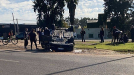 impactante vuelco de una camioneta en la plata, cerca del parque ecologico impactante vuelco de una camioneta en la plata, cerca del parque ecologico