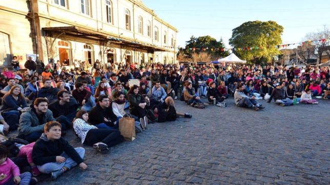 el cine select al aire libre se suma al proyecto mochila y recibira donaciones de utiles