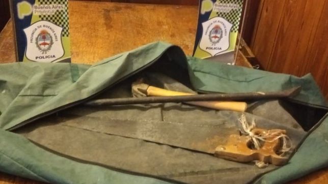 con un serrucho, un martillo y una barreta intentaron robar tejas de una casa de la plata