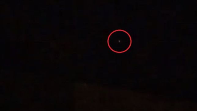 video: vecinos filmaron el vuelo de un ovni brillante en el cielo de los hornos