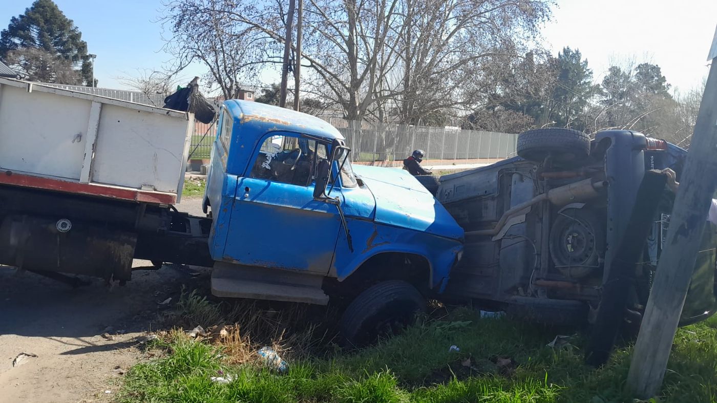 Un camión chocó contra dos camionetas en Villa Elvira y una volcó. Afortunadamente, no hubo heridos