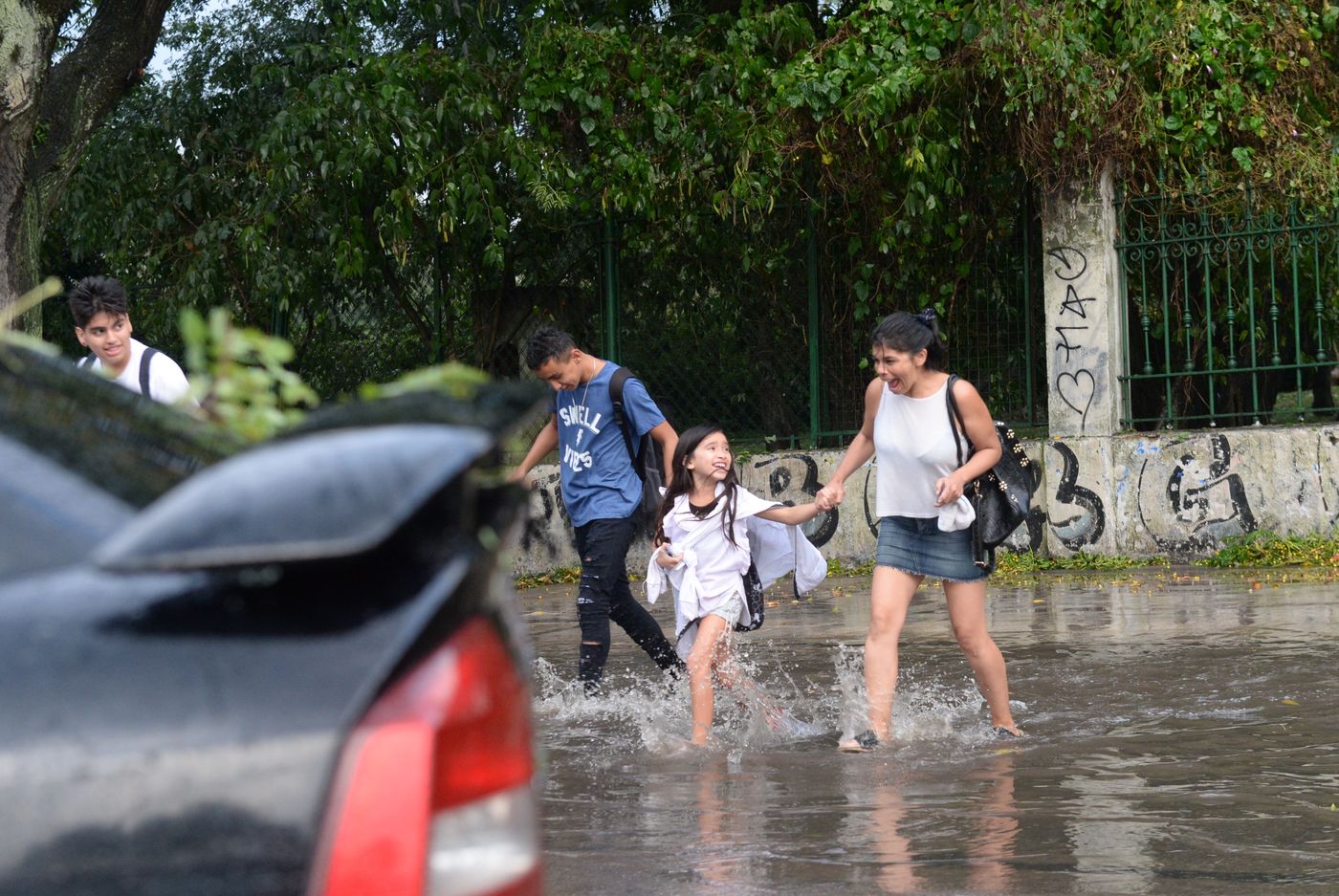 Lluvia micro alumnos chicos.jpg