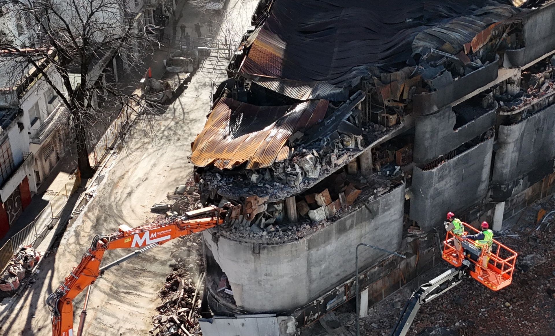 Demolición depósito incendio diagonal 77