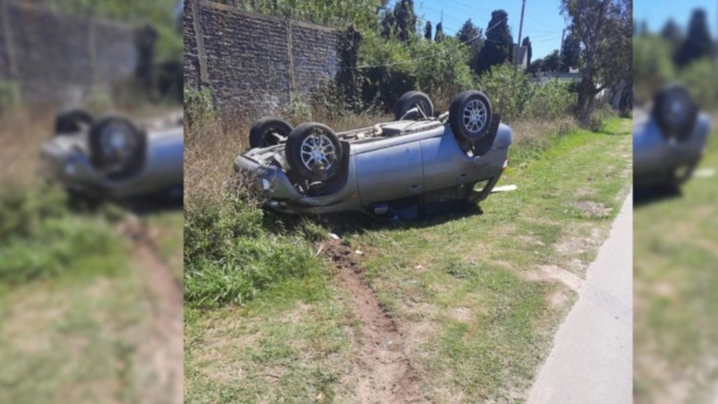 Increíble accidente en La Plata: se le cruzó un perro, volcó y se salvó de milagro