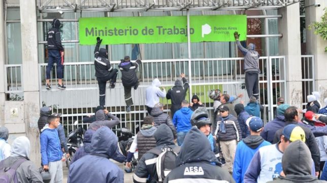 tras los enfrentamientos, los trabajadores de la uocra protestaron en la plata