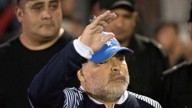 gimnasia: el dia que diego maradona dejo su cargo de entrenador en apoyo a un dirigente