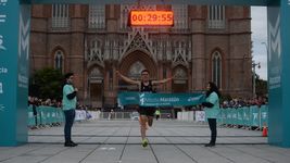 gano la media maraton de la plata, rompio el record y ahora quedo como uno de los mejores de argentina