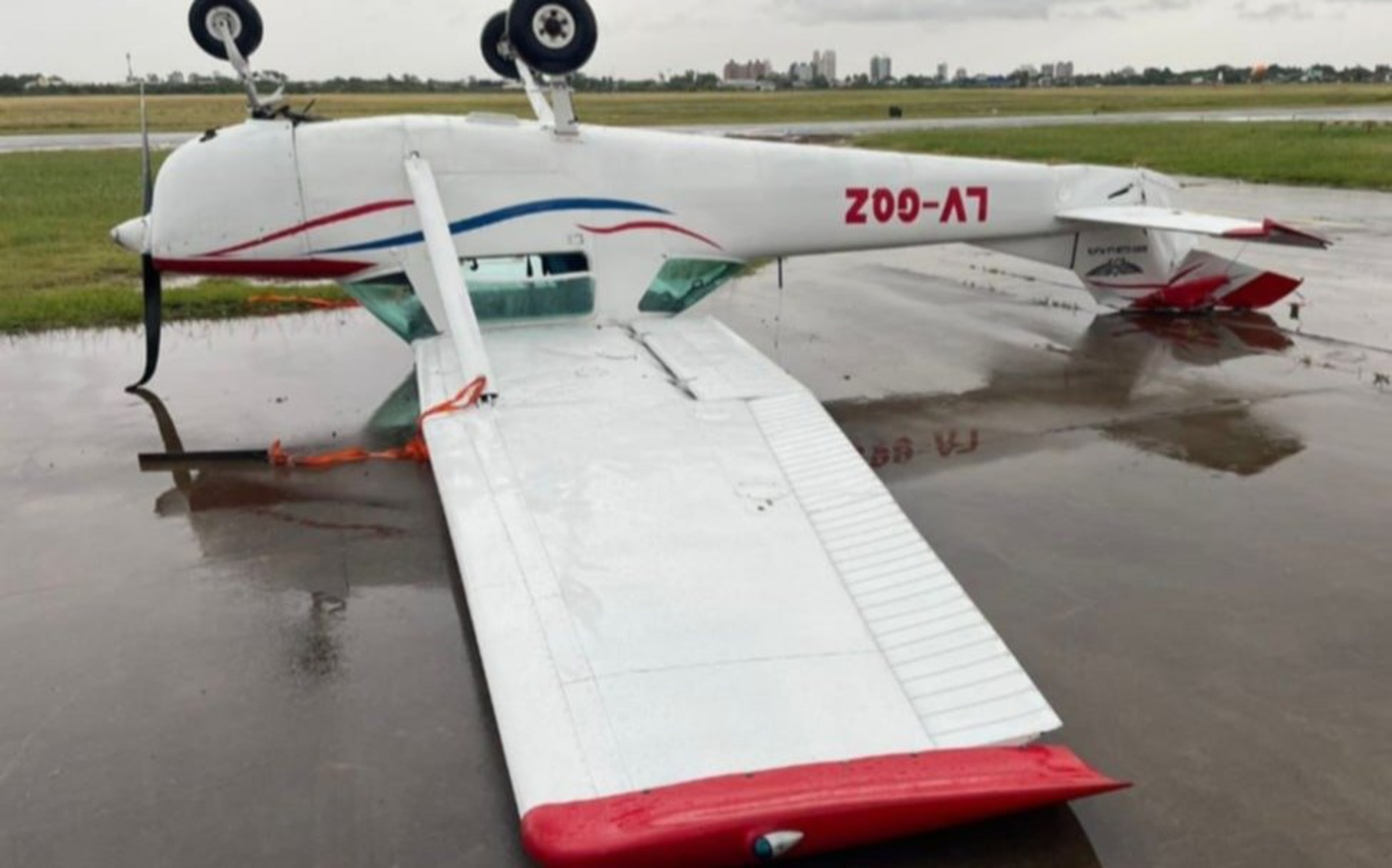 La fuerte tormenta que comenzó en la madrugada del domingo y terminó pasado el mediodía, dio vuelta un avión del Aeroclub La Plata. La fuerte tormenta que comenzó en la madrugada del domingo y terminó pasado el mediodía, dio vuelta un avión del Aeroclub La Plata.
