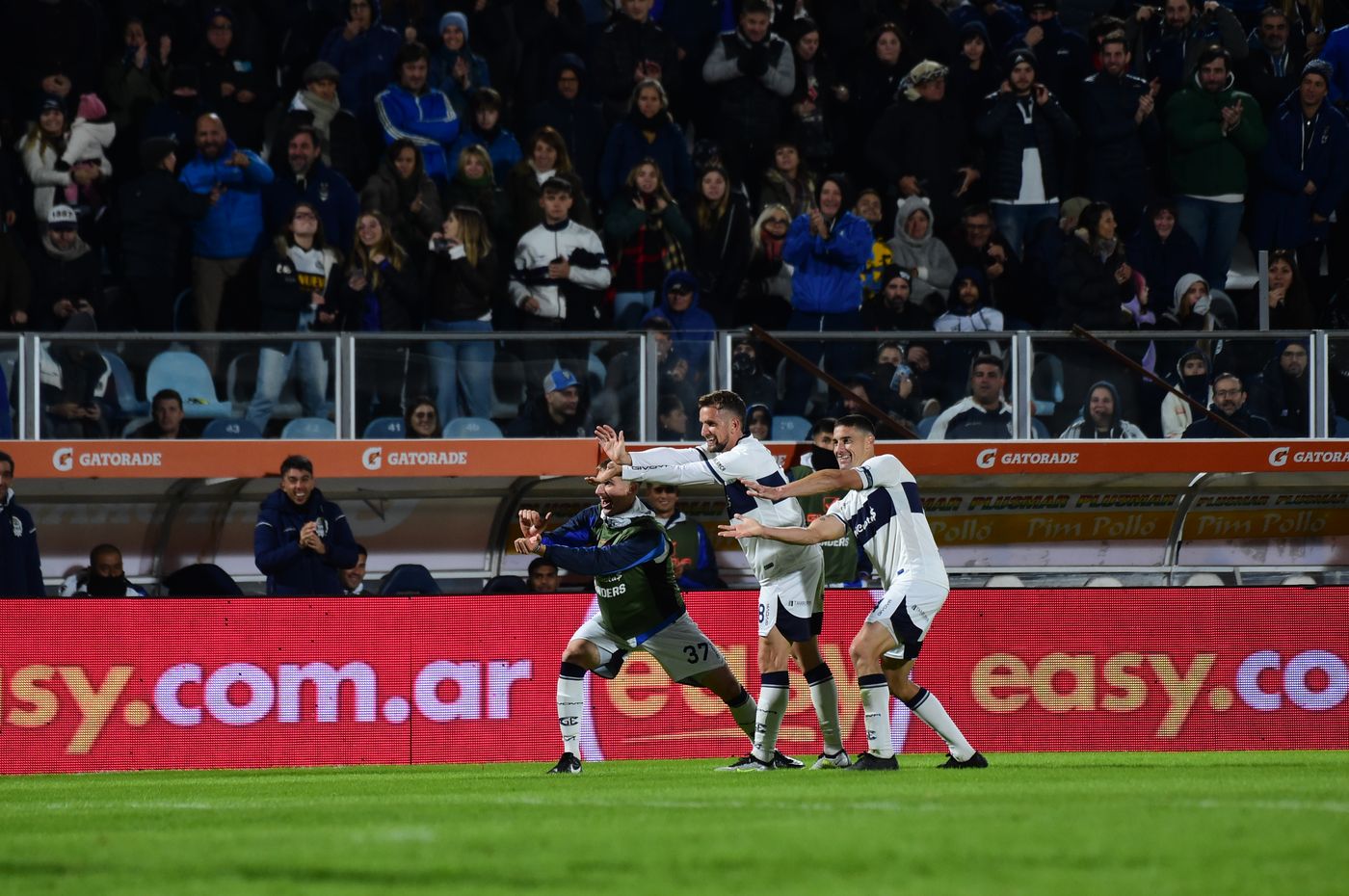 Gimnasia Vélez festejo gol.JPG