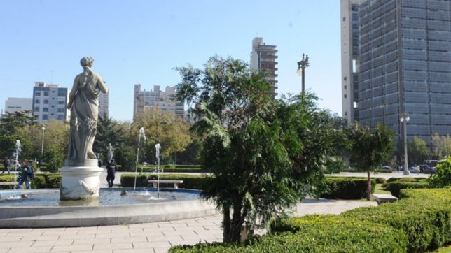 un exhibicionista acoso a mujeres en plaza moreno y se toco frente a ellas