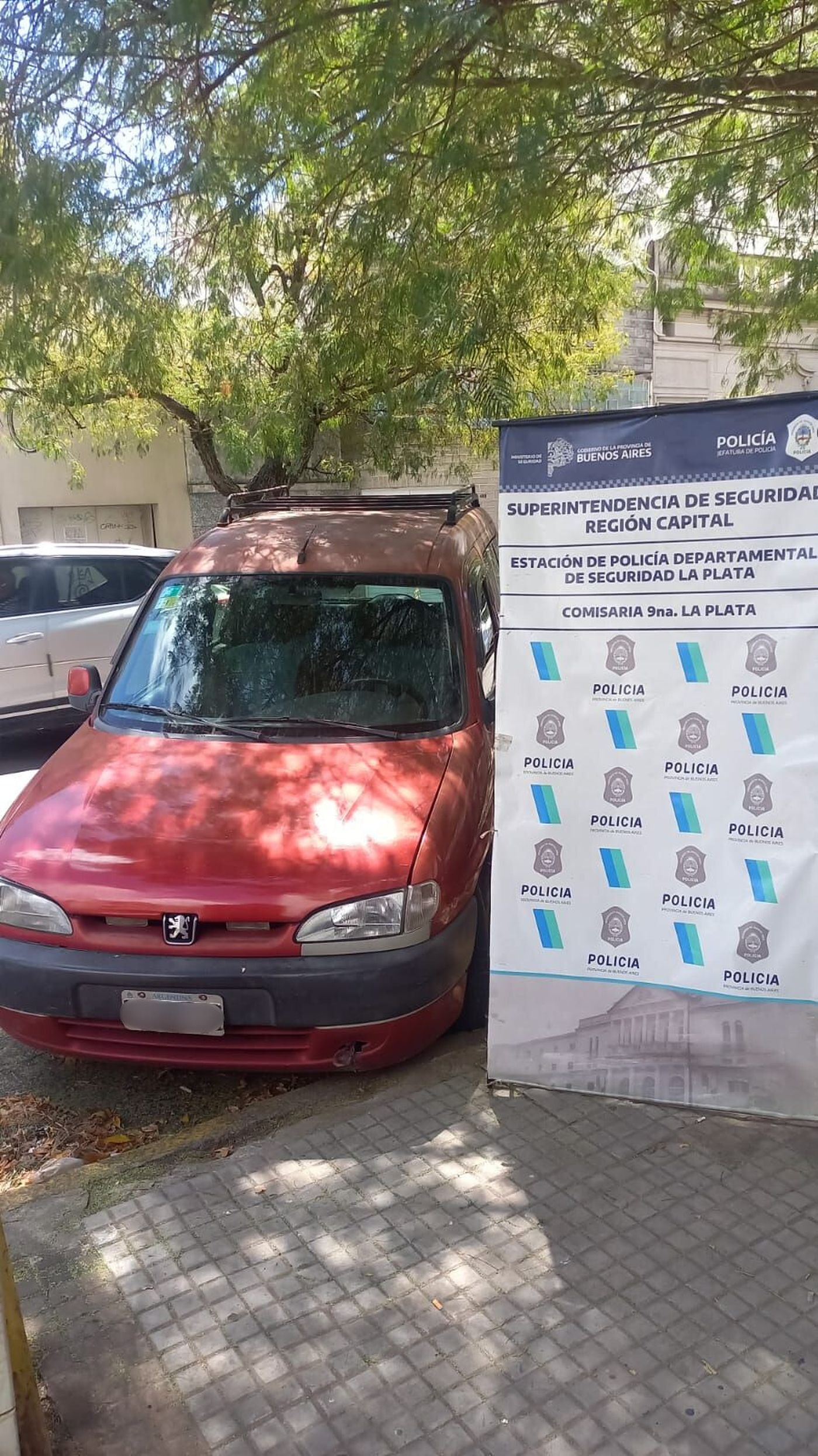 La camioneta en la que circulaba el hombre detenido por masturbarse en el Paseo del Bosque