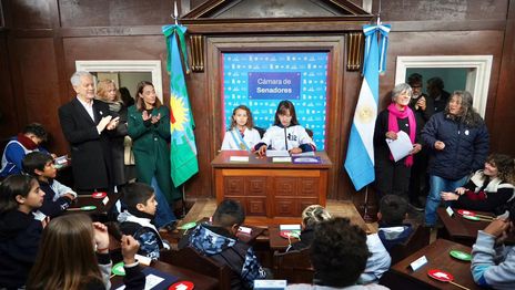 La República de los Niños celebró la apertura de sesiones del Gobierno Infantil con la presencia de Alak