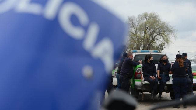 una policia denuncio haber sido atacada por su pareja en su casa de la plata