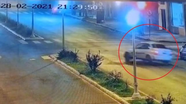 el increible video de un automovilista haciendo zigzag entre postes de luz