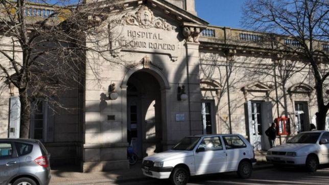 su expareja se metio en su casa, la apunalo en el abdomen y ahora lucha por su vida