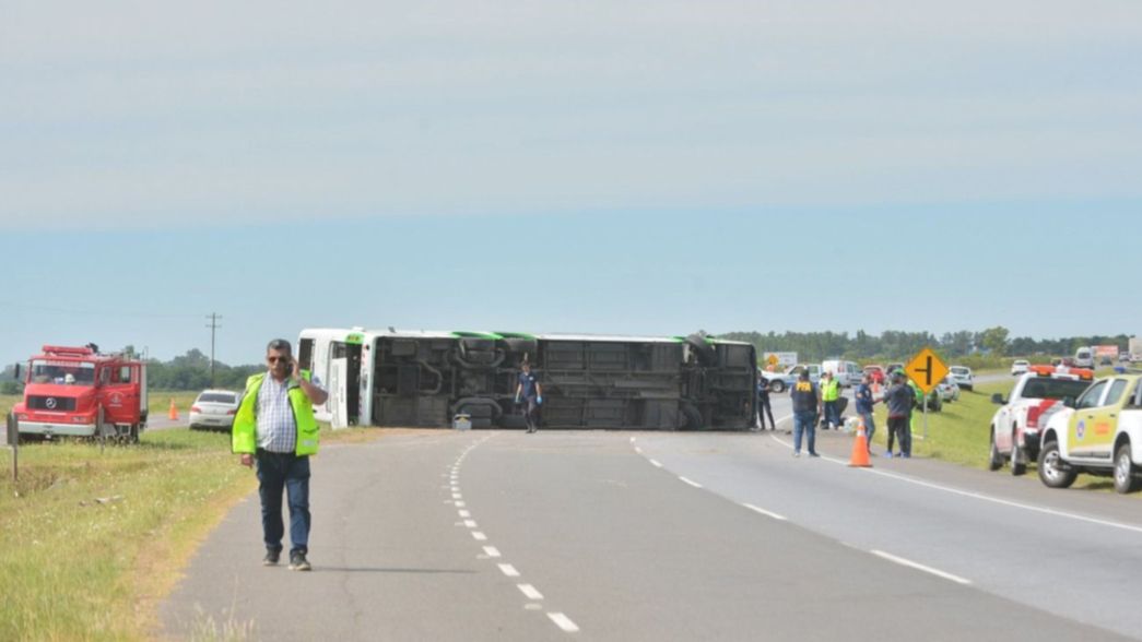 Habló el chofer del micro que volcó en Ruta 2: Pisé la banquina y se me fue