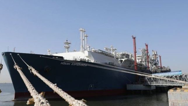 un buque noruego esta varado en punta indio y bloquea el paso de barcos a buenos aires