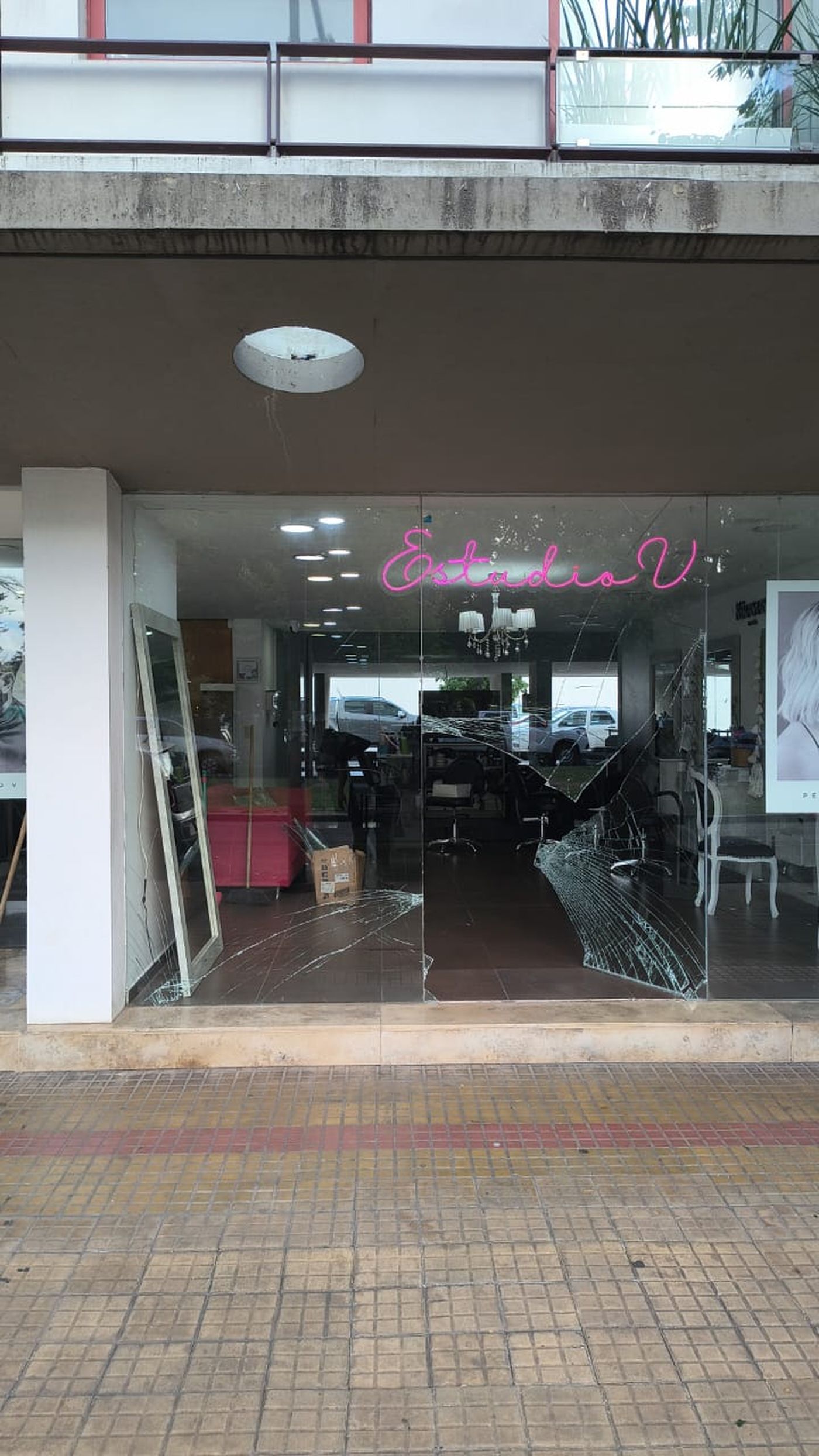 Así quedó la peluquería de La Plata tras el intento de robo en la zona del Parque Saavedra