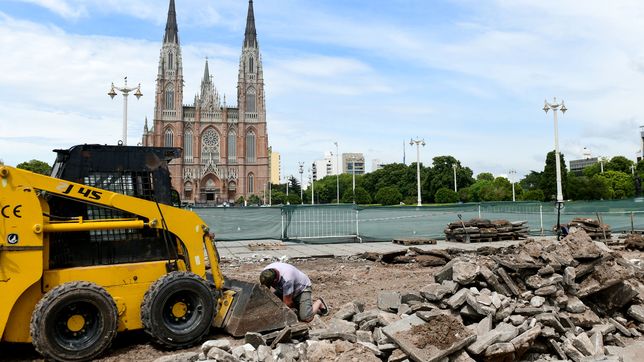 arrancaron las obras para recuperar el playon de estacionamiento de plaza moreno