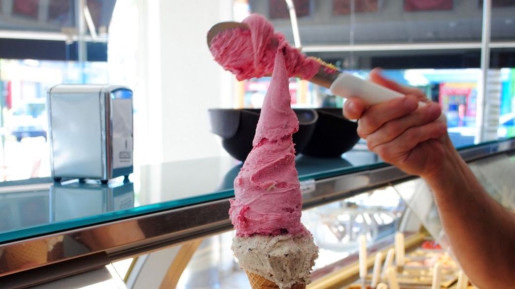 Asaltaron una conocida heladería de La Plata y causaron serios destrozos