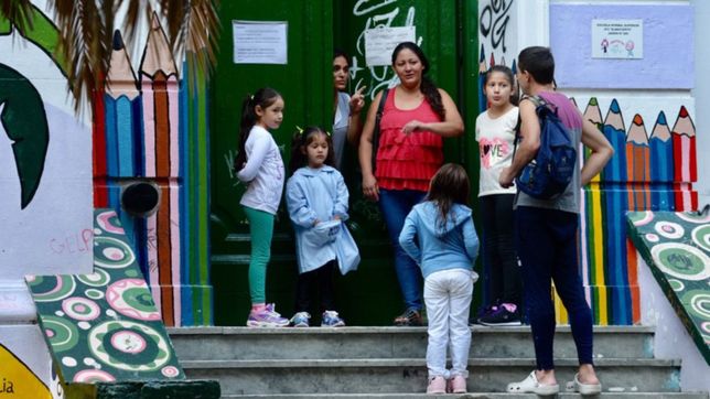 uno de los padres podra tener licencia laboral si alguno de los hijos no asiste a clases