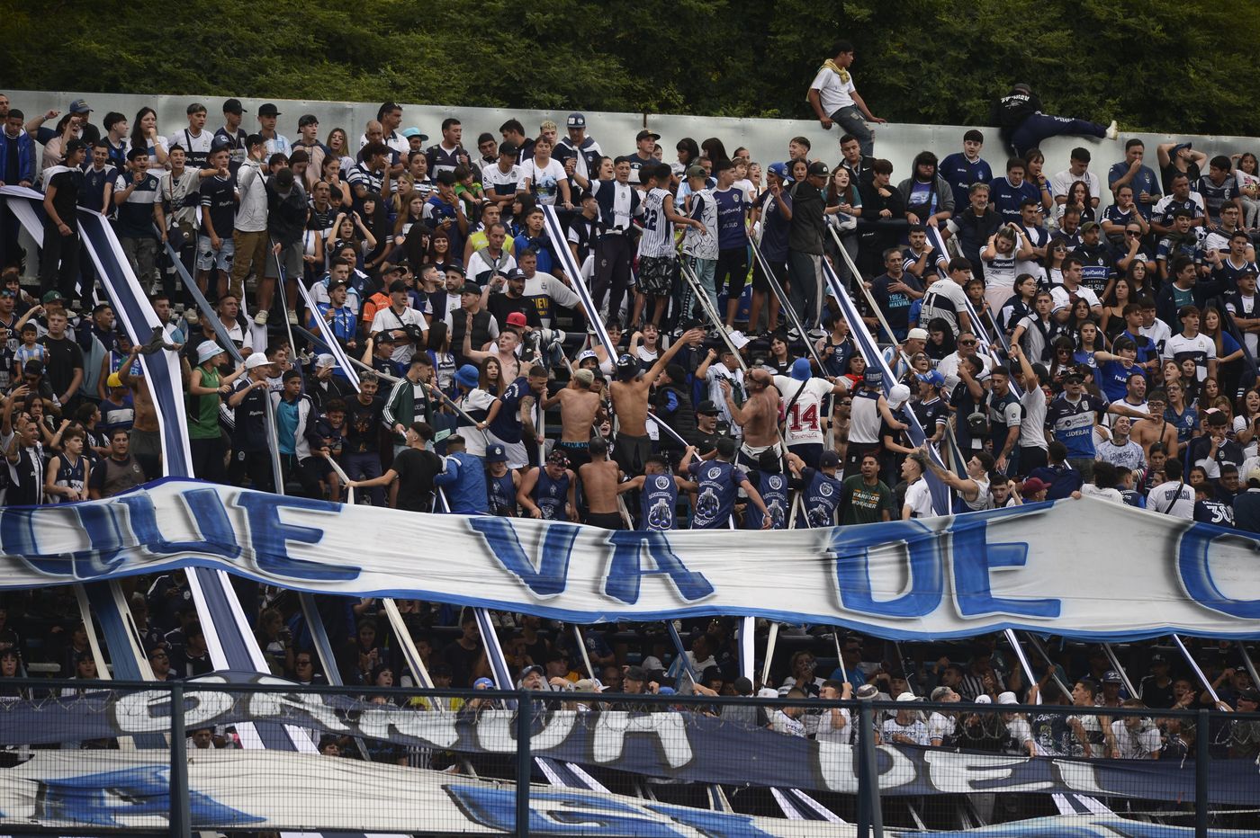 Gimnasia Platense hinchada Bosque (1).JPG