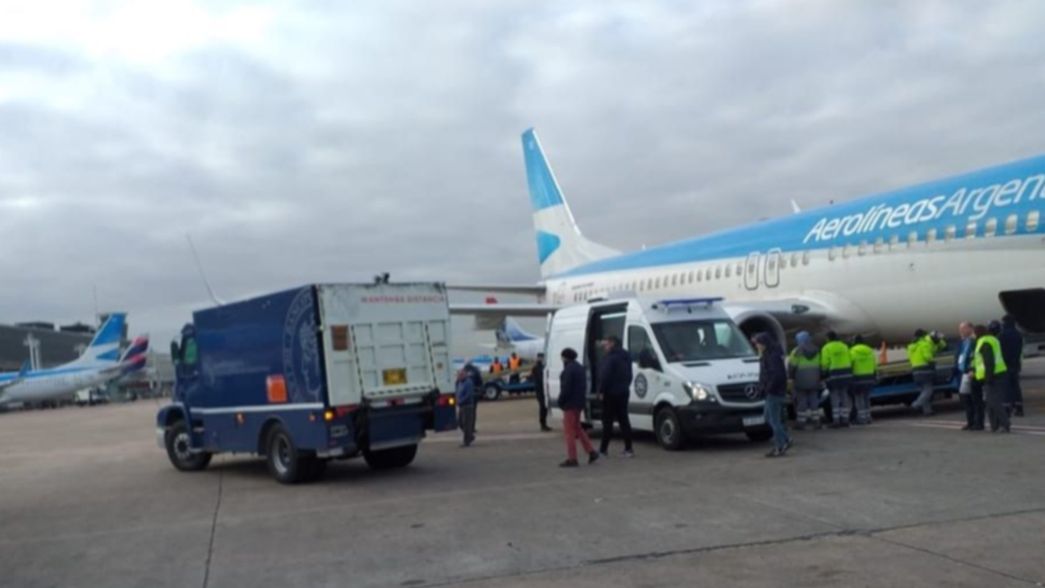 Ocho mil kilos de guita y un vuelo de Aerolíneas, el falso audio que es viral en WhatsApp